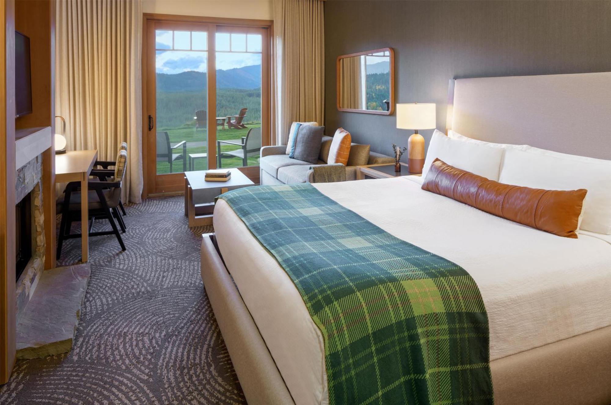 Lodge Studio Suite, Fireplace, River View (Newly Renovated)